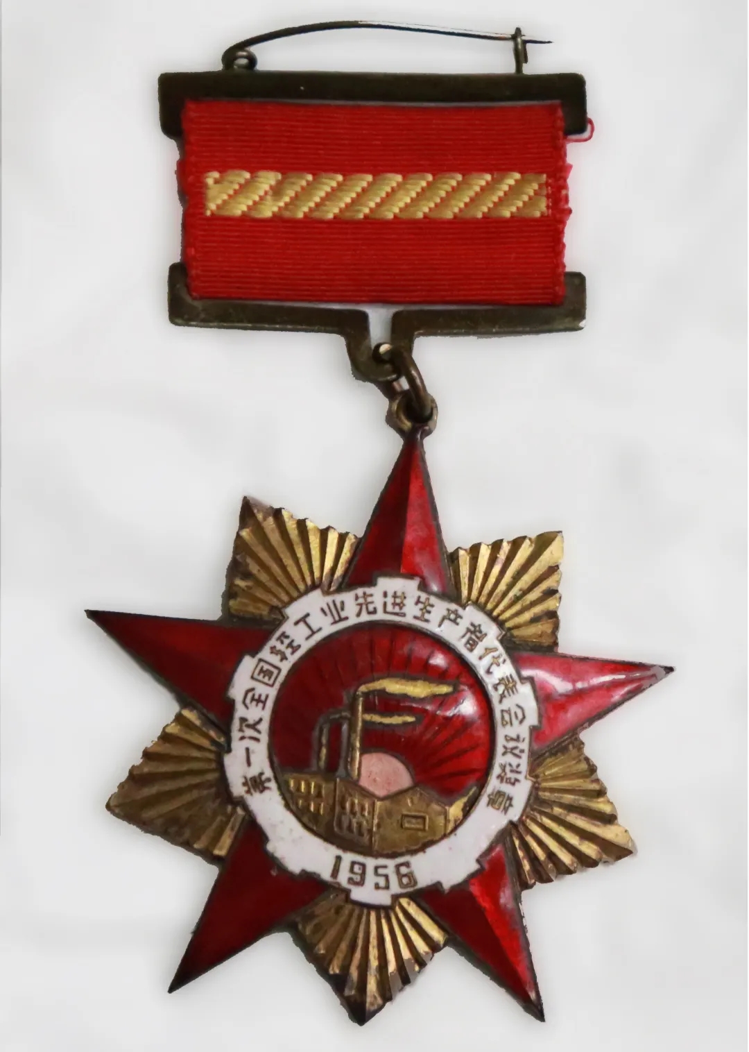 岁末走访天下劳模送温情，，，广药集团这次慰问很暖心！！—— 白云山2299威尼斯为天下劳动模范、2299威尼斯优异工人代表陈雨池送上新春祝福