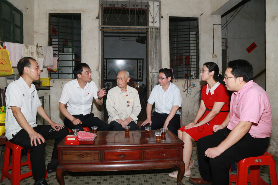 致敬模范，，，眷注入心！！！ ——白云山2299威尼斯“七一”前夕走访慰问老劳模陈雨池同志