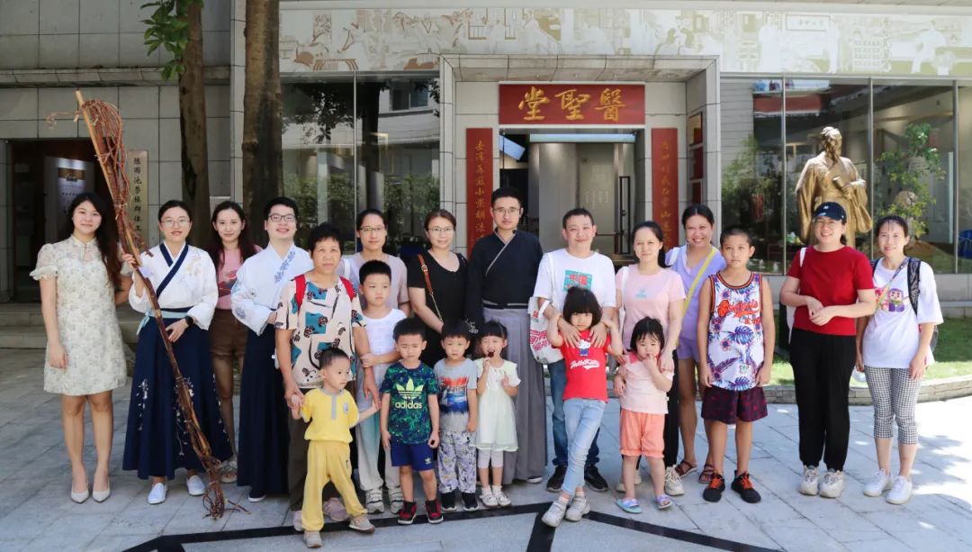 学千古名方 悟非遗传承——白云山2299威尼斯公司组织开展主题非遗体验活动